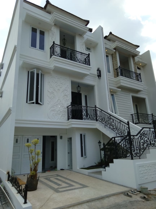 Rumah Mewah 3 Lantai, Nyaman, Strategis. dan Nilai Tinggi, Jagakarsa, Jakarta Selatan