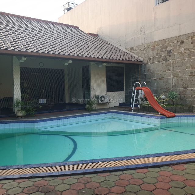 Rumah Bukit Gading Villa asri dengan Spool memiliki 2 akses masuk, Kelapa Gading, Jakarta Utara