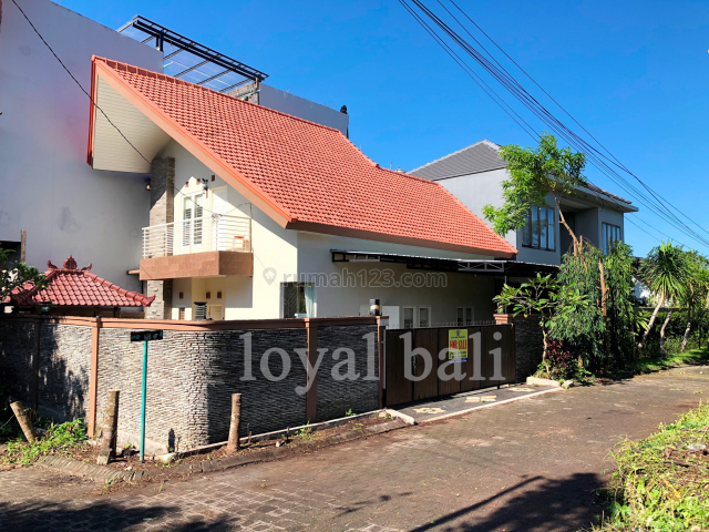 Rumah / Beautiful house with swimming pool at Taman mumbul, Benoa Bali, Nusa Dua, Badung