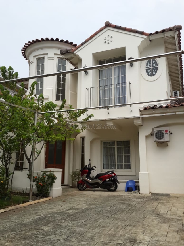 Rumah 2 Lantai di Taman Beverly Golf, Bekasi Kota, Bekasi