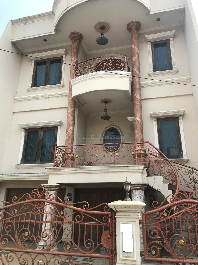 Rmh classic rapi dan kokoh klp gading BCS uk 9x15m 3lt full semifurnish ada basement lokasi favorit, Kelapa Gading, Jakarta Utara