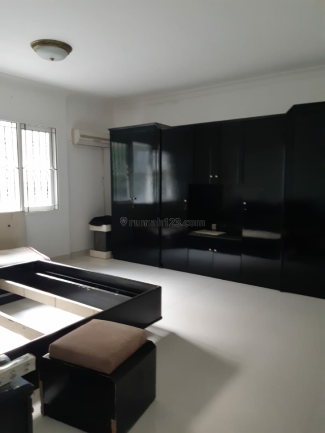 RUMAH HABIS RENOV SEMI FURNISH, Cireundeu, Tangerang