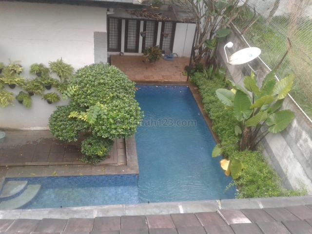 Rumah Cantik beserta Showroom Mobil dan Lapangan, Ciputat, Tangerang Selatan