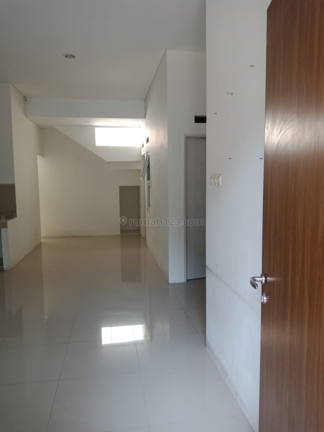 rumah di jalan utama bisa untuk usaha dan rumah tinggal, Antapani, Bandung