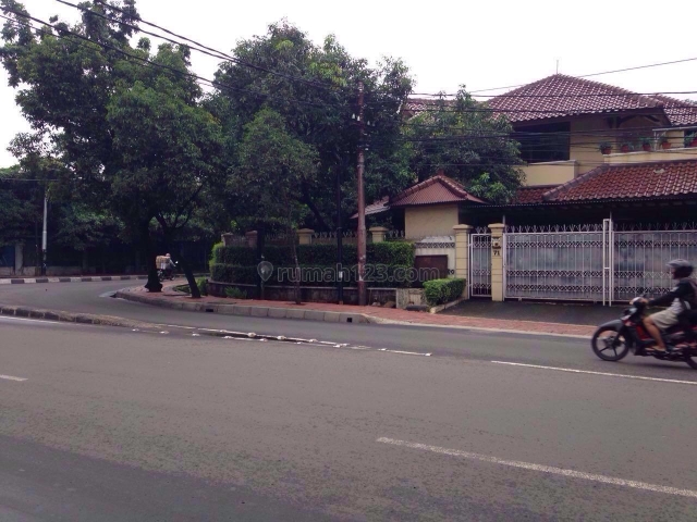 Rumah tua asri, di jalan raya Pakubuwono, cocok untuk usaha, Kebayoran Baru, Jakarta Selatan