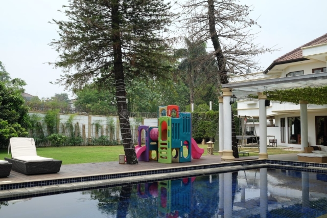 Rumah Luas ada swimming Pool dan Backyard 5 menit tol Andara di Pondok Labu Jakarta Selatan, Ragunan, Jakarta Selatan