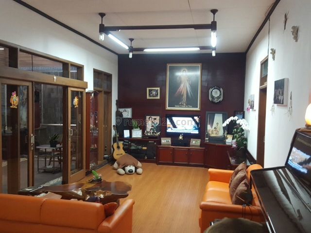 Rumah Nyaman dan terawat Jl Babakan Jeruk, Pasteur Kota Bandung, Sukajadi, Bandung