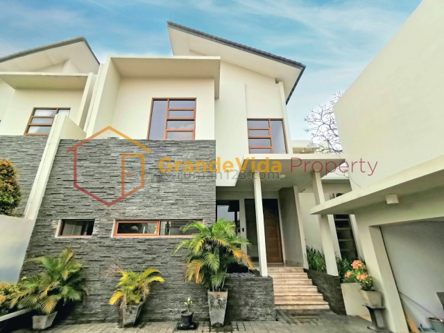 KEMANG TIMUR - RUMAH DALAM COMPOUND, HALAMAN HIJAU LUAS, SIAP HUNI, Kemang, Jakarta Selatan