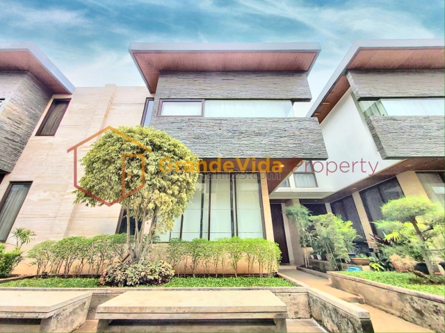 KEMANG – RUMAH 3 LANTAI PLUS ROOFTOP, SANGAT RAPIH DAN TERAWAT, SEMI FURNISHED, Kemang, Jakarta Selatan