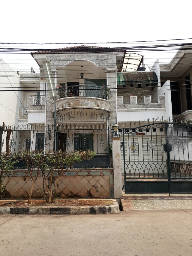 Rumah 2 lantai uk. 10 x 20 di Taman Ratu, jalan lebar, hadap Selatan., Taman Ratu, Jakarta Barat