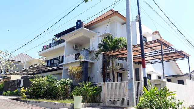 Rumah / Modern House on The Corner Position at Jimbaran Badung Bali, Jimbaran, Badung