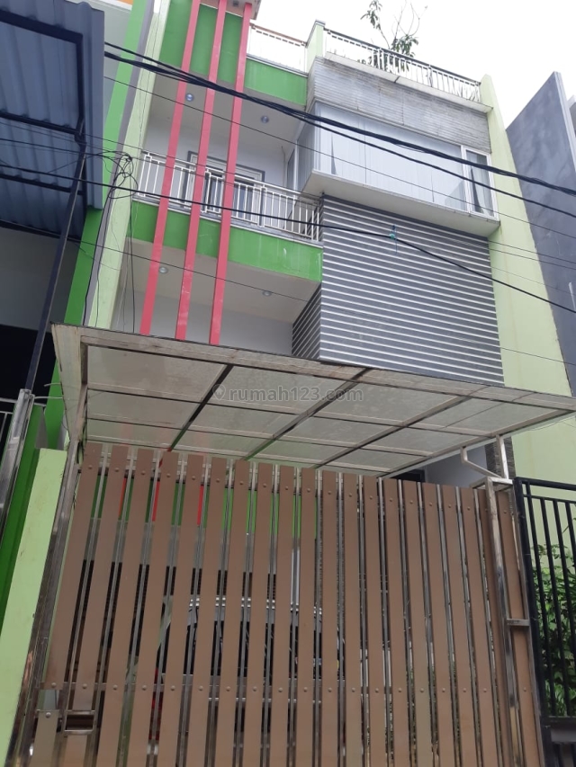 Rumah 3 lantai uk. 7 x 17 di Taman Ratu, hadap Utara, jalan 2 mobil, Taman Ratu, Jakarta Barat