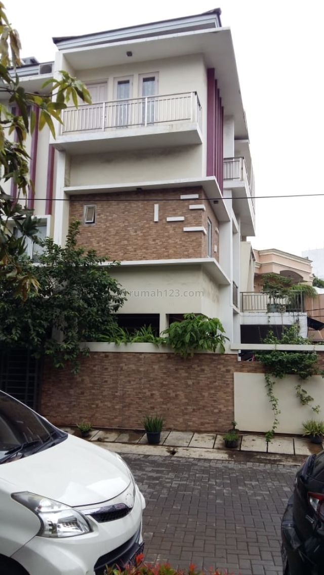 Rumah Tinggal Siap Huni dalam Kompleks di Jalan Tubagus Angke Jelambar, Jelambar, Jakarta Barat
