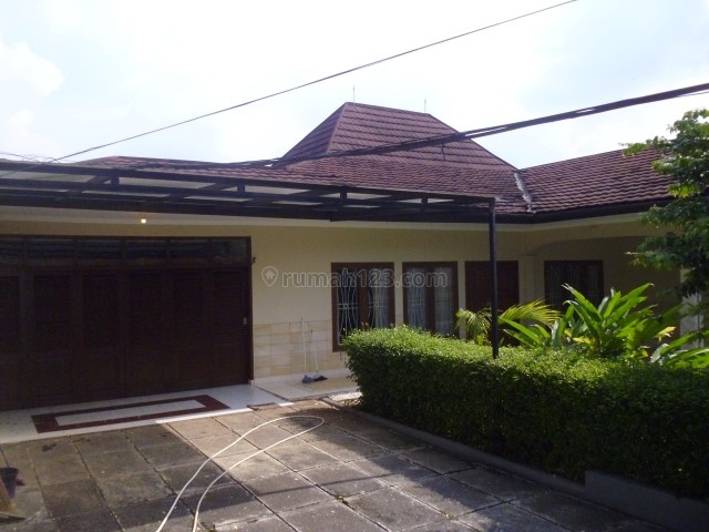 Beautiful house at Kemang area with single storey building 3000 USD, Kemang, Jakarta Selatan