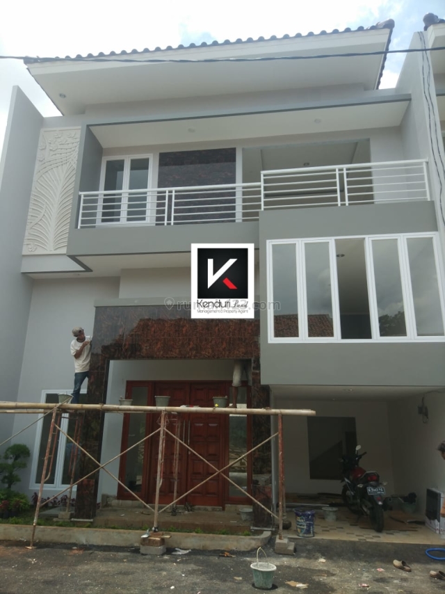 Rumah minimalis 2.5 lantai harga ekonomis lokasi Dalam cluster, Jagakarsa, Jakarta Selatan