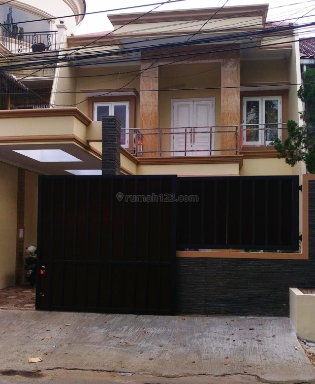 Rumah Mewah Dalam Cluster Dekat Stasiun MRT Fatmawati dan TOL JORR, Lebak Bulus, Jakarta Selatan