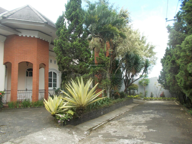 Rumah di Komplek Setraduta, Sayap Pasteur. (Halaman Luas), Setra Duta, Bandung