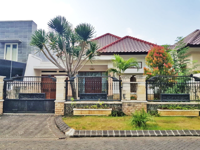Rumah Luas Terawat di Istana Dieng, Kawasan Elit, Harga Menarik, Dieng, Malang