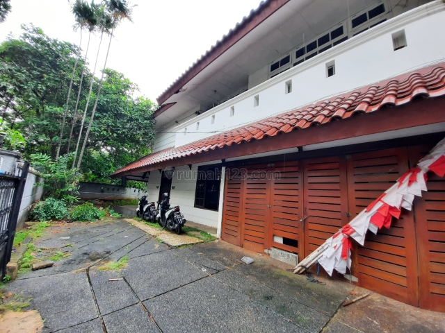 Rumah Lama Hitung Tanah di lokasi elit Kebayoran Baru, Kebayoran Baru, Jakarta Selatan