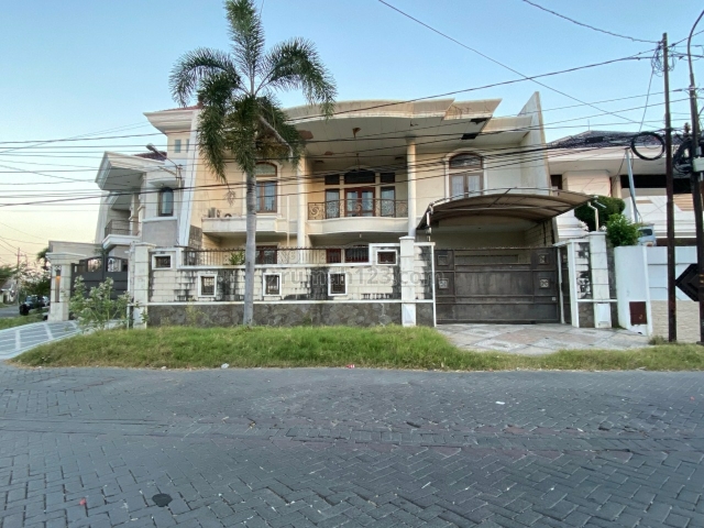 Rumah Puncak Permai Utara, Siap Huni, Lokasi Bagus, Row Jalan Sangat Lebar, Darmo permai, Surabaya