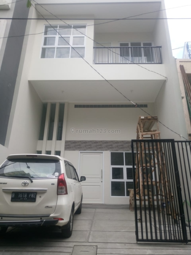 Rumah minimalis cocok buat usaha dan tinggal, Jelambar, Jakarta Barat