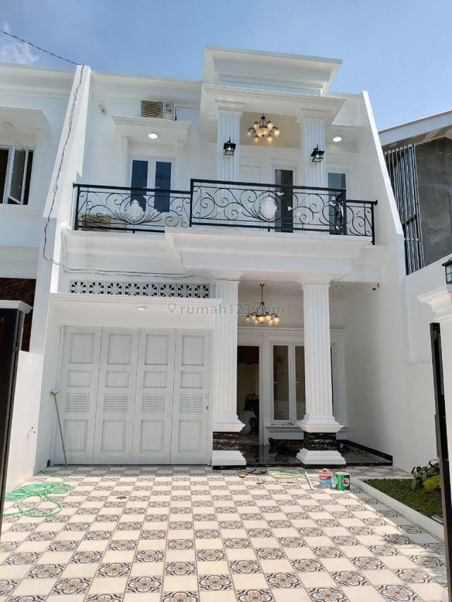 Rumah Mewah Carport Luas Design Clasic Dekat UI Cipedak Jagakarsa Jakarta Selatan, Jagakarsa, Jakarta Selatan