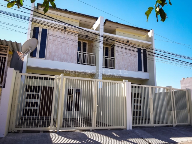 Jejer 2 Unit Rumah 2 Lantai di Wonorejo Selatan Rungkut Row 2 Mobil, Rungkut, Surabaya