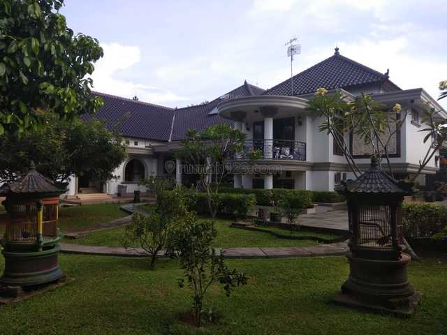 TURUN HARGA!!! rumah mewah dengan taman luas dekat jalan alternative cibubur, Jatikarya, Bekasi
