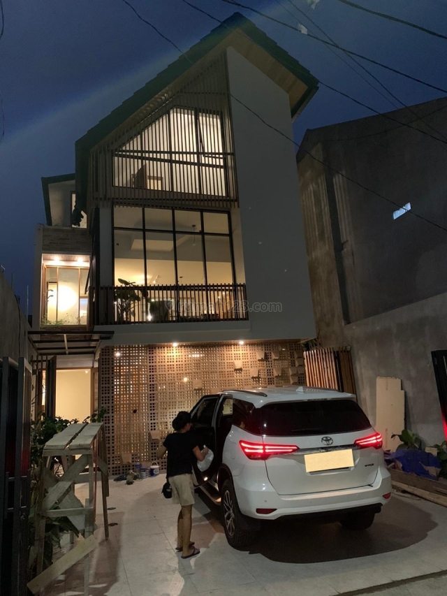 Rumah di Bangunan dr Baru(Nol) siap huni, Hadap Selatan, Minimalis 3Lt, Semi Furnish + Kolam Renang. Tebet, Jaksel., Tebet, Jakarta Selatan