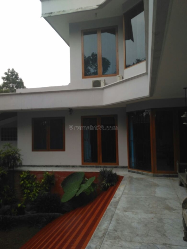 Milik Rumah 2 Lantai di lengkapi Kolam Renang di Jagakarsa, Jagakarsa, Jakarta Selatan
