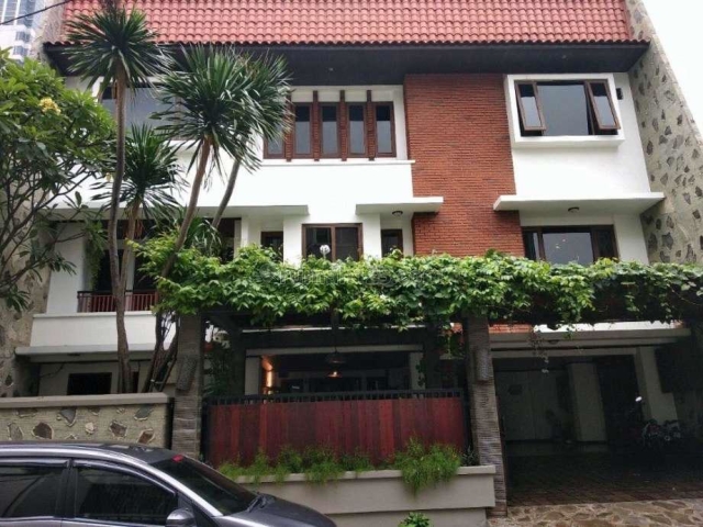 HOUSE AT PERMATA HIJAU 4LANTAI MEWAH MURAH BAGUS GOOD CONDITION (VERY CHEAP) 18,5 M FULLY FURNISH (NEGO), Kebayoran Lama, Jakarta Selatan
