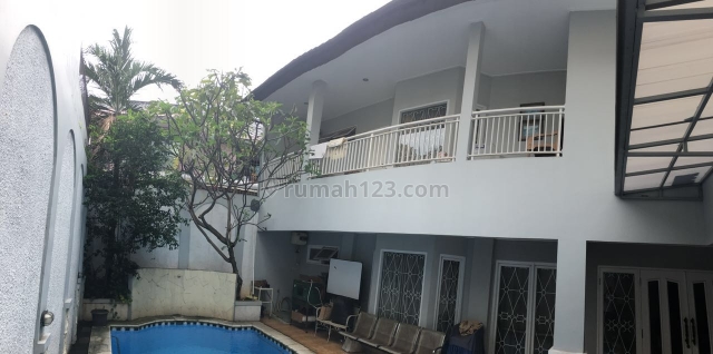 ruamh besar dengan kolam renang di pejaten barat, Pejaten, Jakarta Selatan