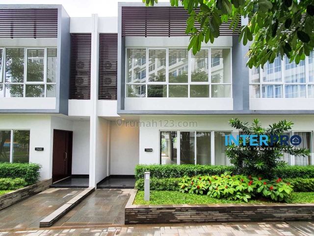 Rumah BARU Townhouse Puri Mansion Exclusive Langsung Hadap Kolam dan Taman - Siap Huni!, Puri Mansion, Jakarta Barat