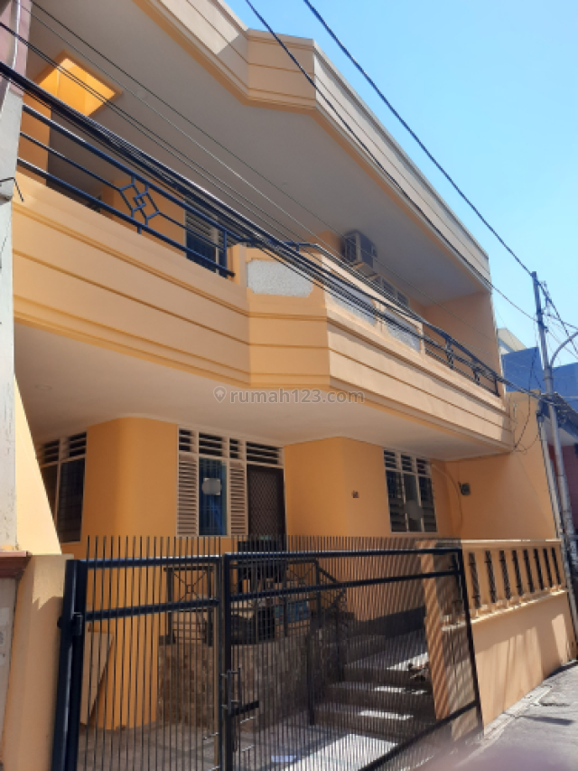 rumah minimalis, nyaman dan siap pakai, Tanjung Duren Utara, Jakarta Barat