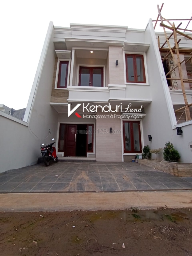 Rumah mewah dalam townhouse lokasi pinggir jalan dan dekat tol brigif, Jagakarsa, Jakarta Selatan