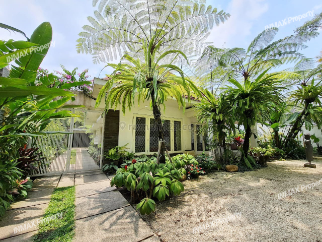 Rumah Klasik Cantik Terawat 2 Lantai Area Ijen, Ada Taman di Tengah Rumah, Gunung-gunung, Malang