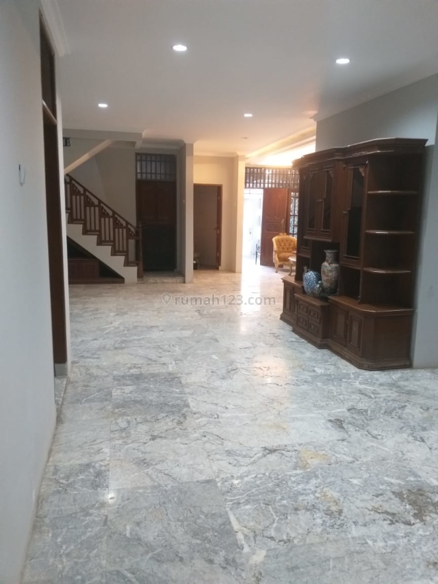 Rumah di Kebon Jeruk, 2Lt, Baru Renoved, Semi Furn, Lingk, Nyaman di Duri Kepa, Kebon Jeruk, Jakarta Barat