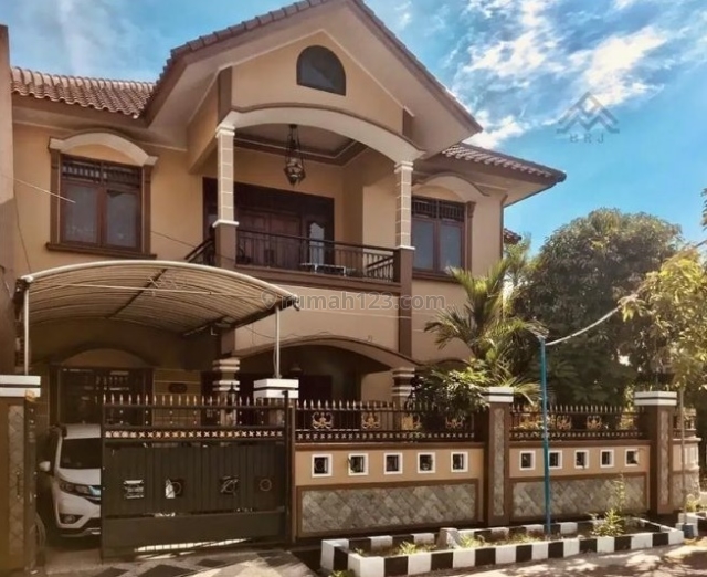 0X23 - Rumah Mewah di Medokan Asri Tengah Terawat Row Jalan 3 mobil, Rungkut, Surabaya