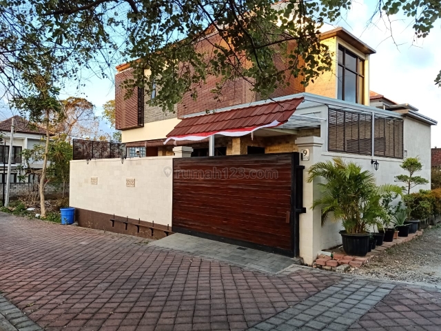 Rumah bergaya Villa full Furnished di Taman Griya, Jimbaran, Badung