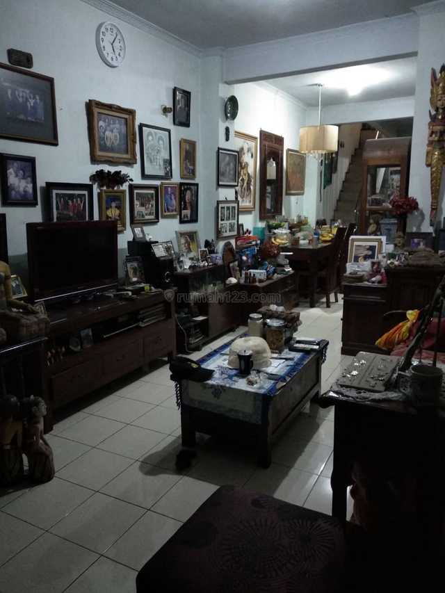 Rumah 2 lantai, lantai 1: rumah tinggal, lantai 2: untuk kos-Kosan., Saharjo, Jakarta Selatan
