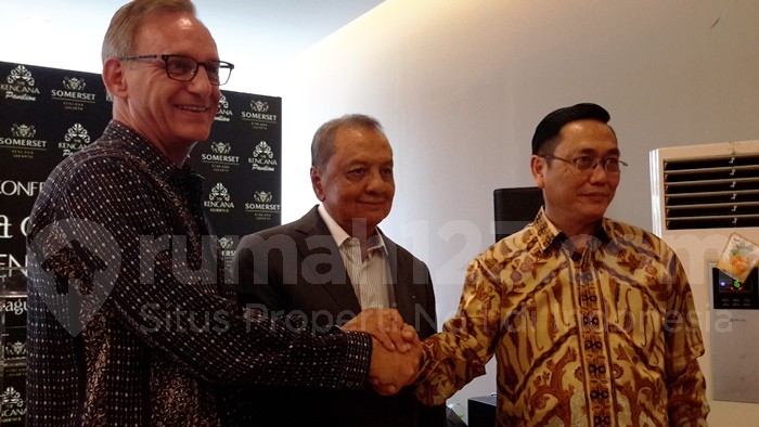 Chairman dan CEO The Kencana Residence, M.S. Hidayat (tengah) bersama Presiden Direktur PT Menara Perkasa Margahayu Land Susanto Kiswandono (kanan) dan Kennan Rogers dari Ascott International, menyatukan komitmen untuk menyelesaikan proyek apartemen The Kencana Residence dan Somerset Kencana Jakarta. (Foto: Rumah123/Inge Mangkoe)