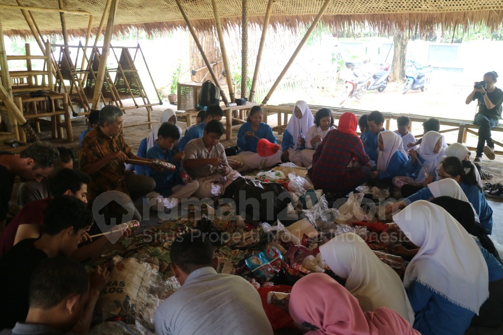 SMPN 7 Serpong dan beberapa karyawan Akademi Bambu Nusantara serta komunitas dari Bantargebang turut serta membuat modular. Dari bahan botol plastik yang dipadatkan oleh potongan bungkus plastik, Jumat (30/9). (Rumah123/Ade Miranti)