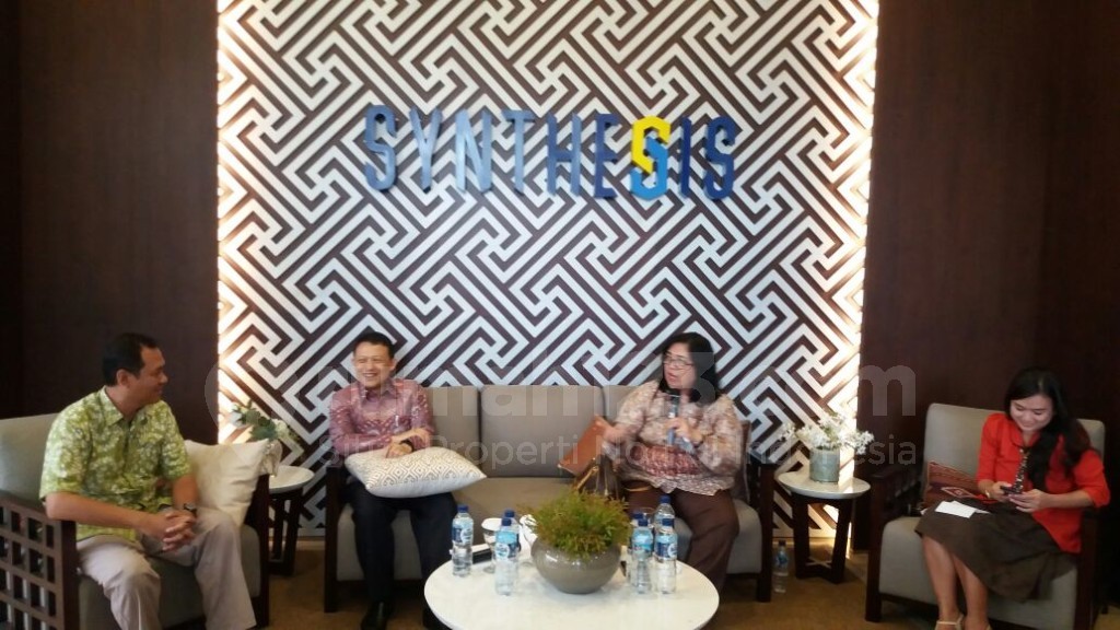 (kiri-kanan) Nirwono Joga Pengamat Tata Kota, Julius Warouw Managing Director Synthesis Square, Ellen SW Tangkudung Ketua Dewan Transportasi Jakarta. Pada gelaran media gathering di Synthesis Square Jakarta, Kamis (20/10). Foto: Rumah123/Ade Miranti.