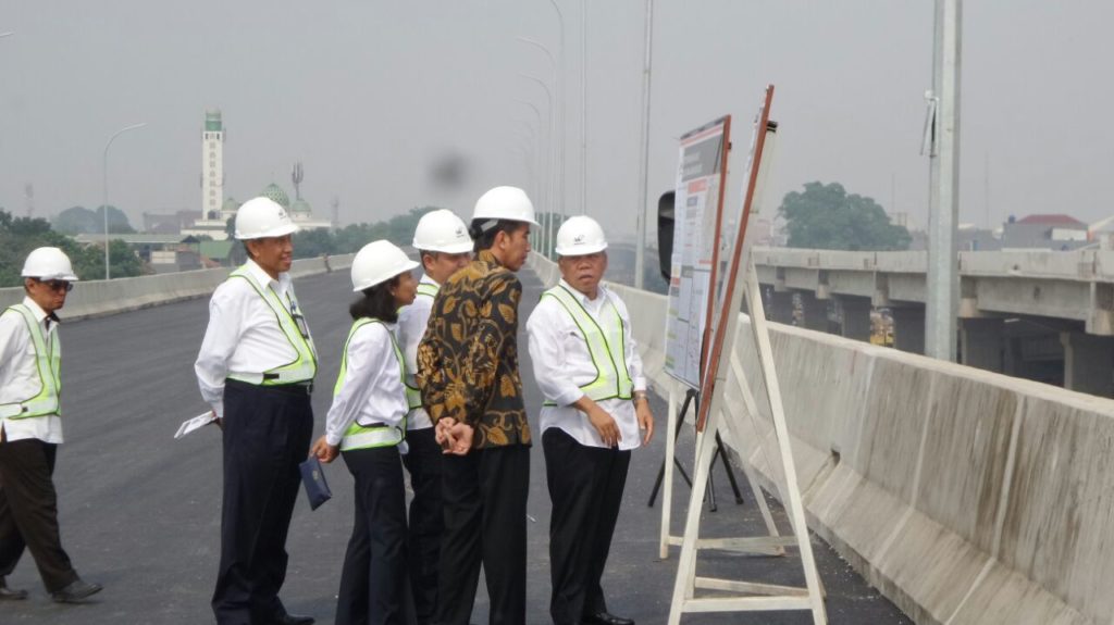 Presiden Joko Widodo meninjau progres pembangunan Tol Bekasi-Cawang-Kampung Melayu. Didampingi Menteri PUPR, Basuki Hadimuljono, Jakarta, Senin (7/11). Foto: Rumah123/Kementerian PUPR