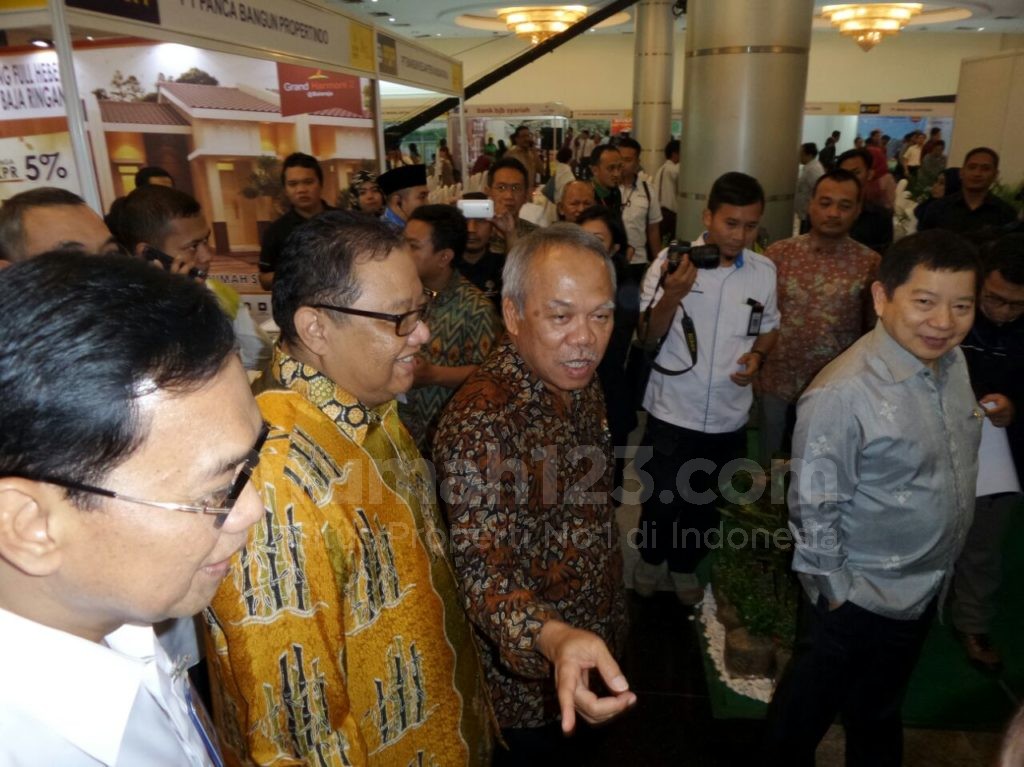 Menteri PUPR, Basuki Hadimuljono mengunjungi seluruh booth peserta Pameran Rumah Rakyat yang mulai dihelat 9-13 November. Di Exhibition Hall Smesco, Jakarta Selatan. Foto: Rumah123/Kementerian PUPR