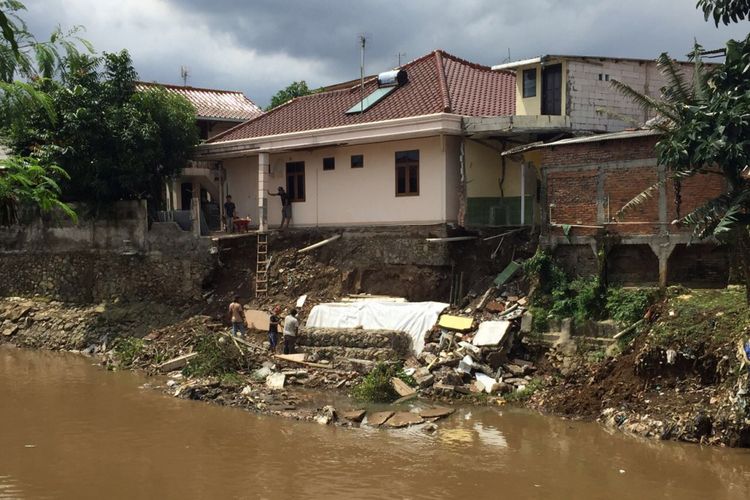 rumah dekat kali