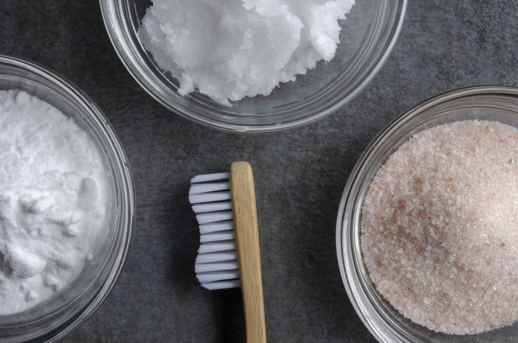 Baking soda dan campuran lemon atau stroberi merupakan salah cara memutihkan gigi paling ampuh - Rumah123.com