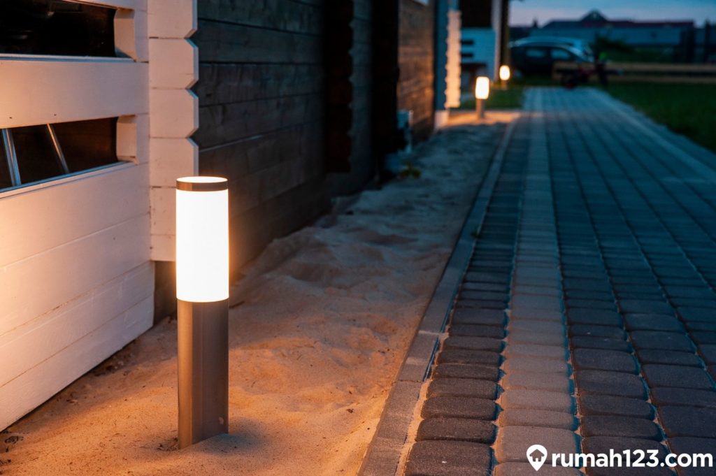 Lampu sorot taman