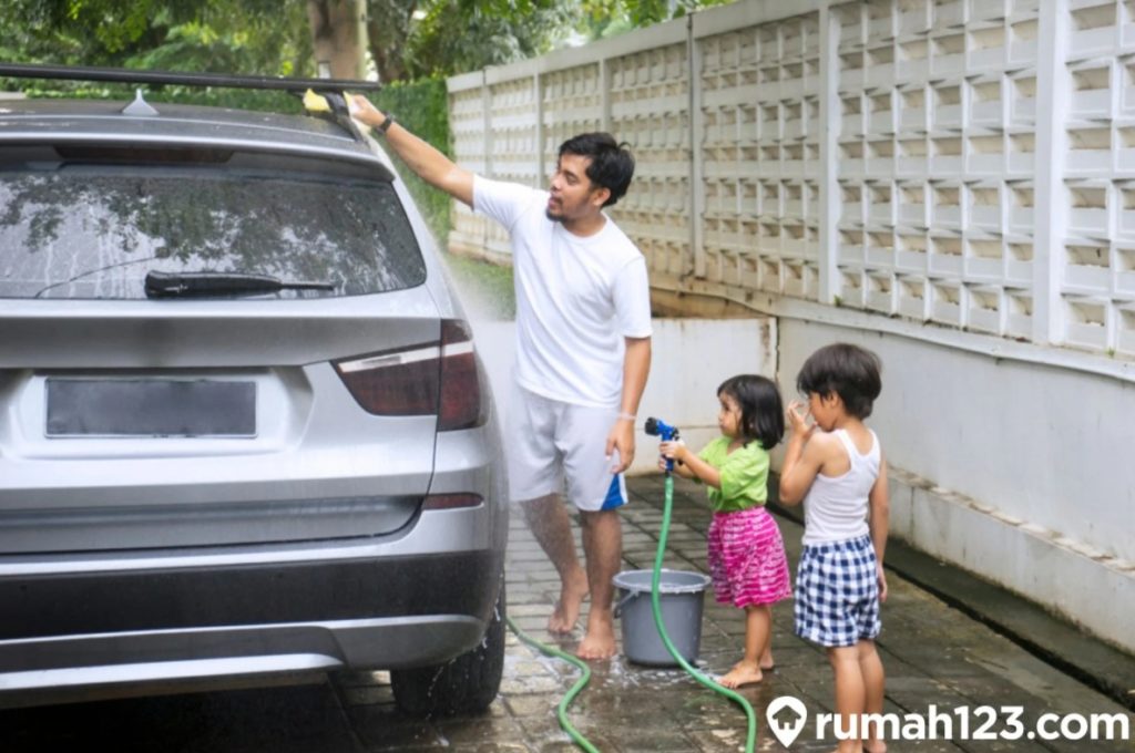 mencuci mobil di rumah