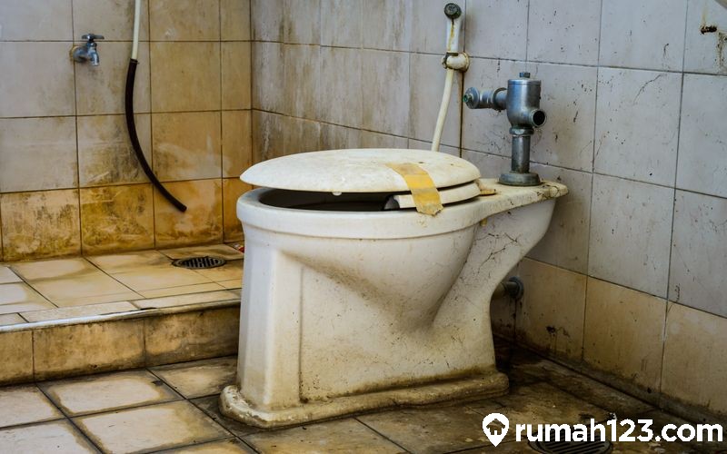 Kamar mandi kotor dengan kerak WC